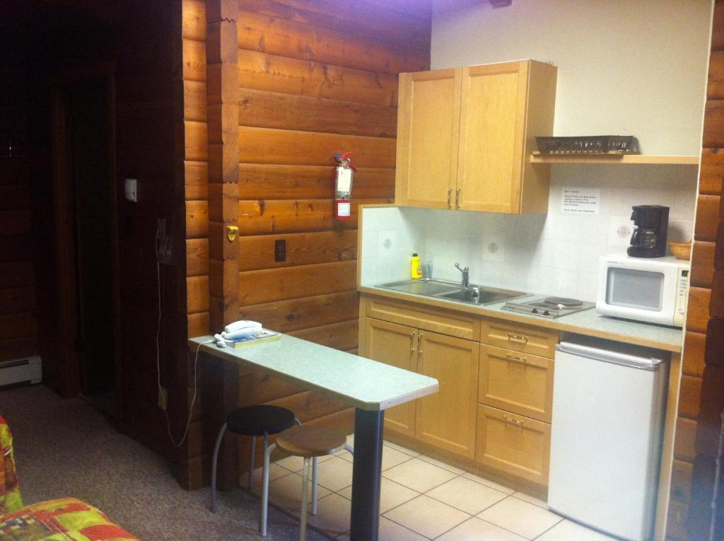 Raccoon Lodge Motel Sylvan Lake Bilik gambar