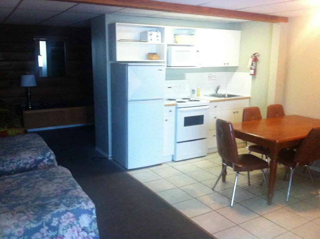 Raccoon Lodge Motel Sylvan Lake Bilik gambar