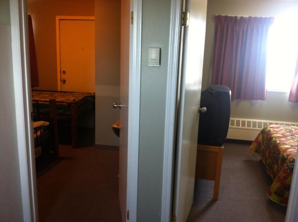 Raccoon Lodge Motel Sylvan Lake Bilik gambar