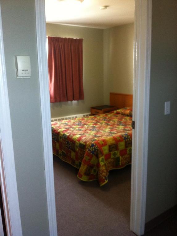 Raccoon Lodge Motel Sylvan Lake Bilik gambar